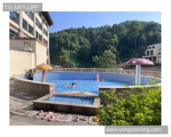 阳光洒满泳池畔，畅享夏日清凉与惬意生活